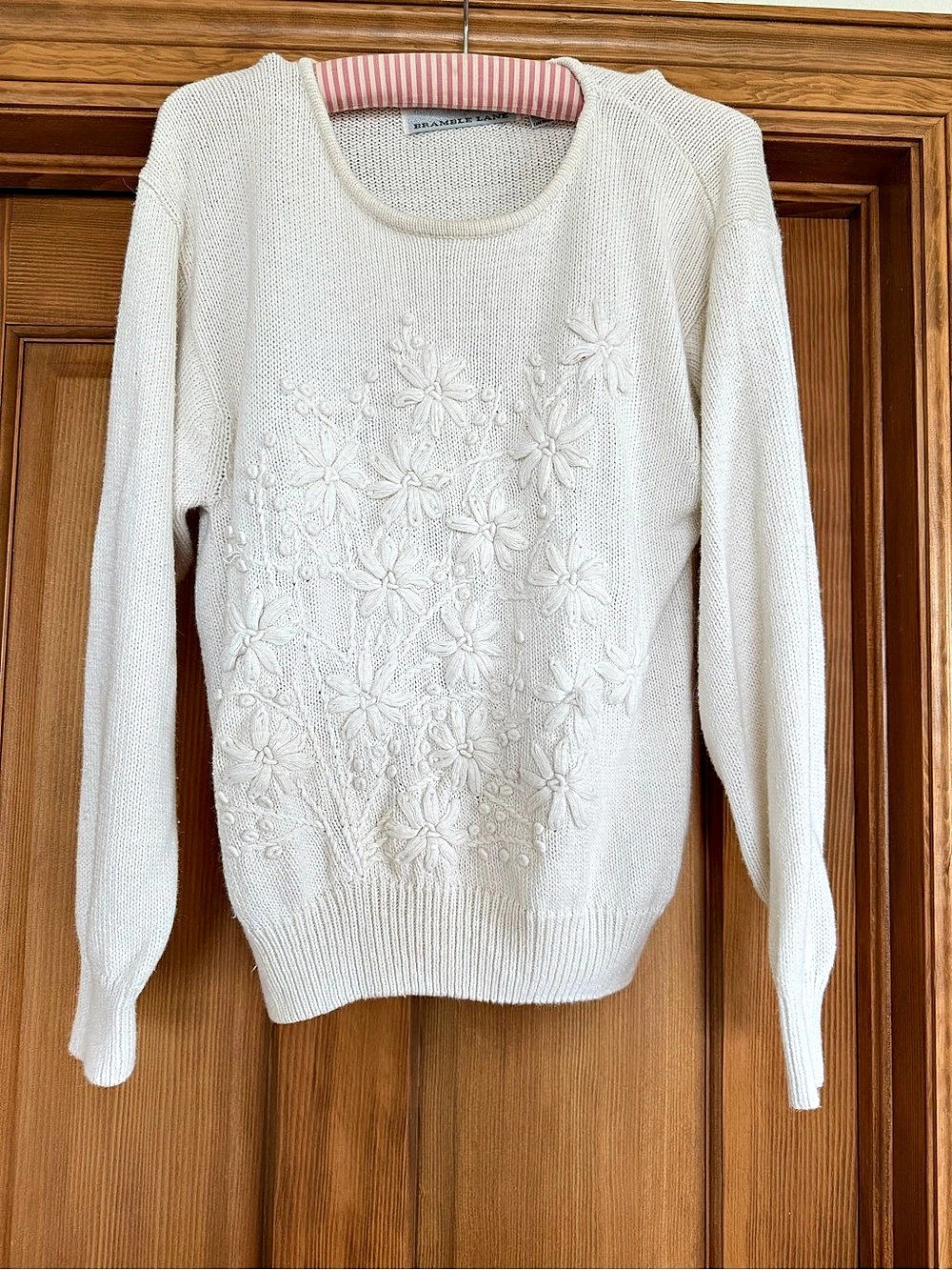 Bramble Lane Floral Crew Neck Sweater in White Size Medium